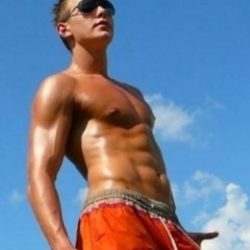 Молодой Массажист хочет сделать массаж красивой приятной женщине девушке Молодой Массажист хочет сделать массаж красивой приятной женщине девушке